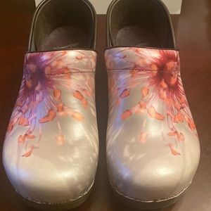 Dansko clog shoe silver with floral print sz40/9